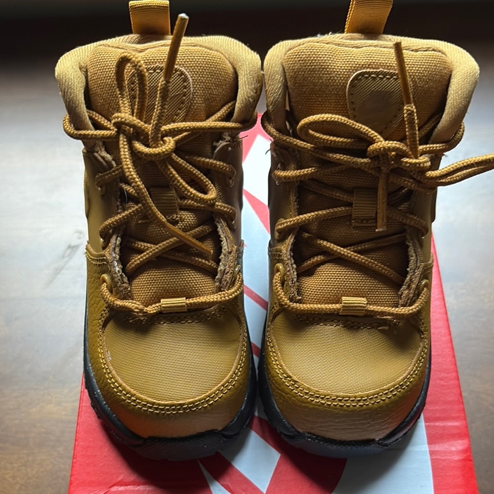 Nike Tan Boots Rugged Outdoor Design